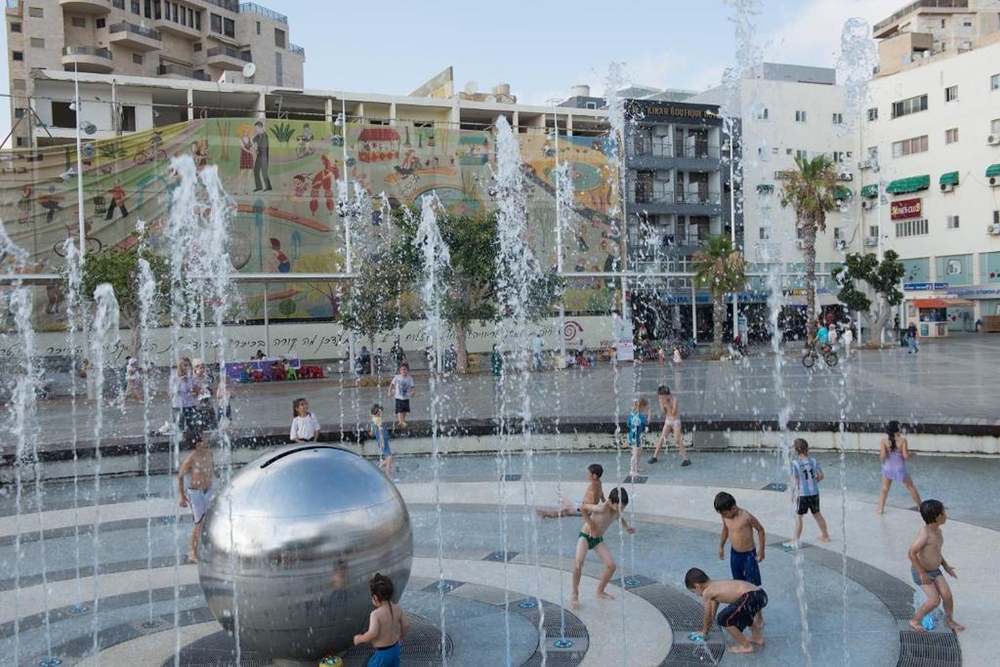 Enfants jouant dans les fontaines de la place de Netanya