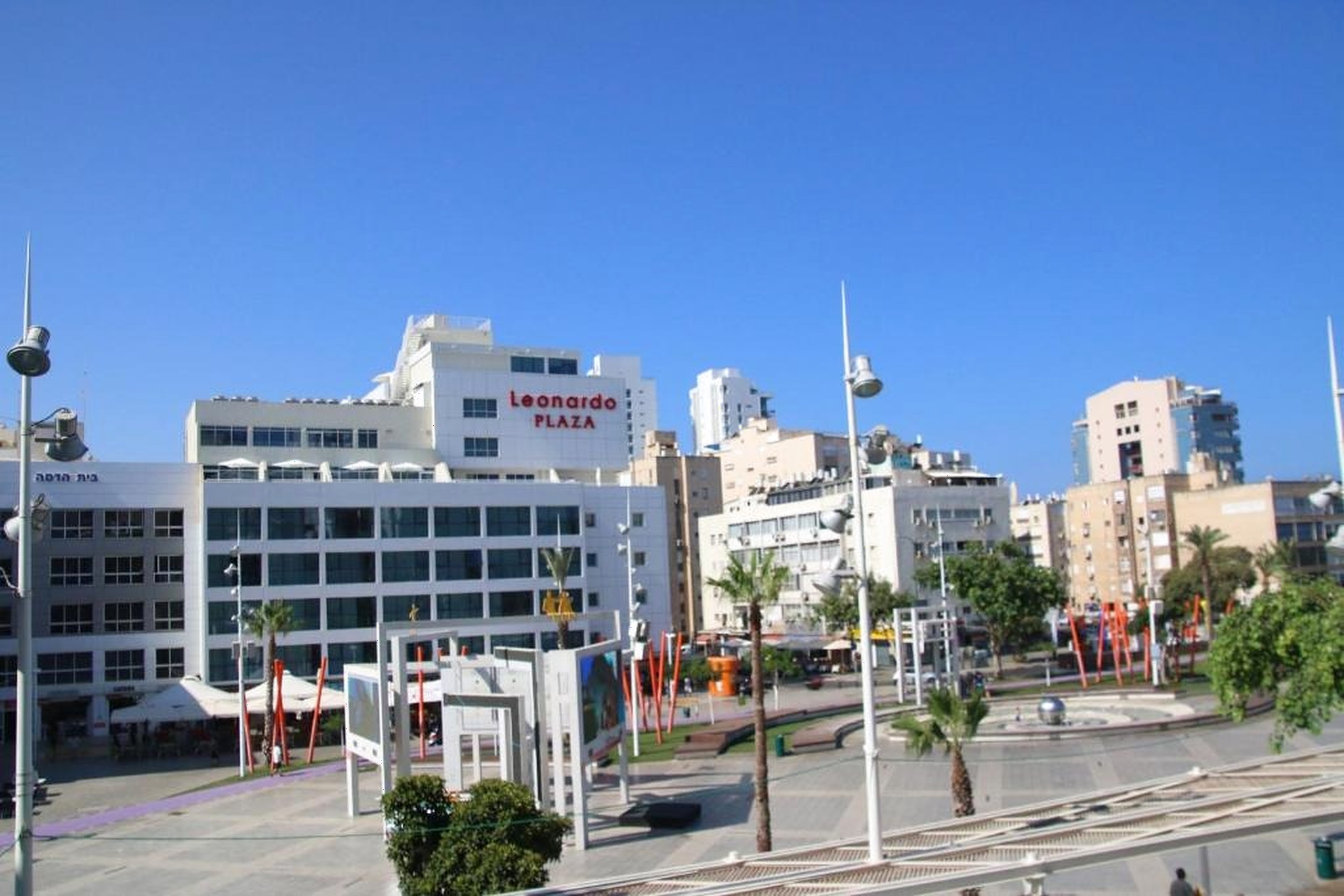 Place Kikar Ha'Atzmaout et le Leonardo Plaza en journée