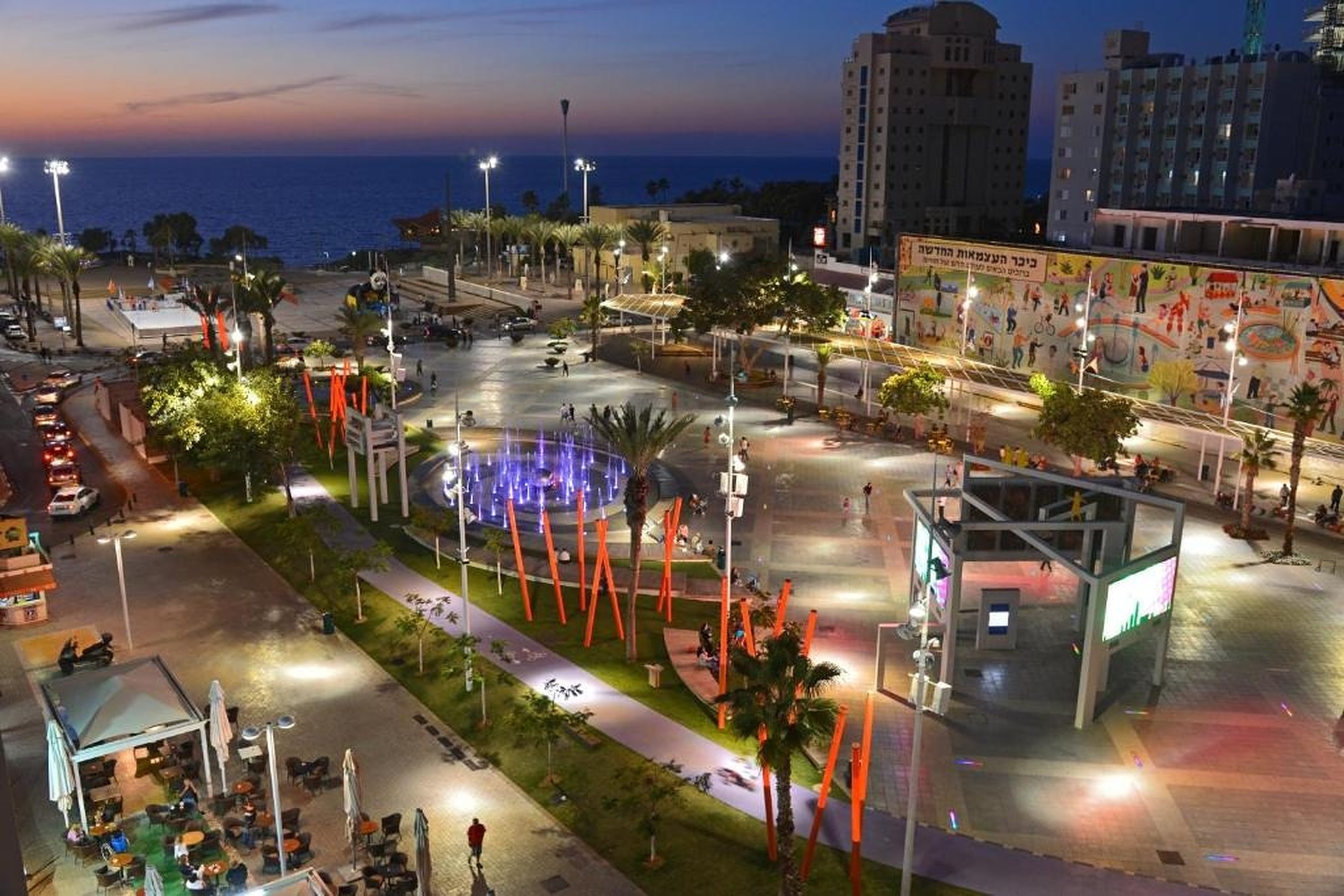 Place Kikar Ha'Atzmaout au coucher du soleil face à la Méditerranée