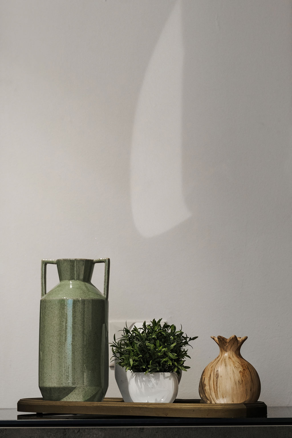 Composition de vases en céramique et plante sur plateau en bois à l'Hotel Kikar Netanya